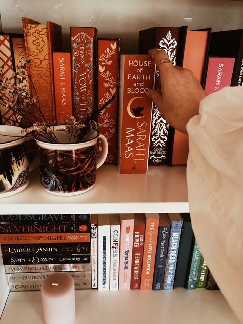 Fantasy Bookshelf Aesthetic, Fantasy Book Shelf, Autumn Bookshelf, Book Shelves Aesthetic, Romance Bookshelf, Fantasy Bookshelf, Fall Bookshelf, Bookshelf Inspo, Bookworm Things