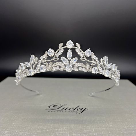 Small Quince Crowns, Wedding Tiaras And Crowns, Crown For Quince, Quince Crowns, Small Tiara, Dainty Crown, Crown For Wedding, Quinceanera Accessories, Wedding Tiara Veil