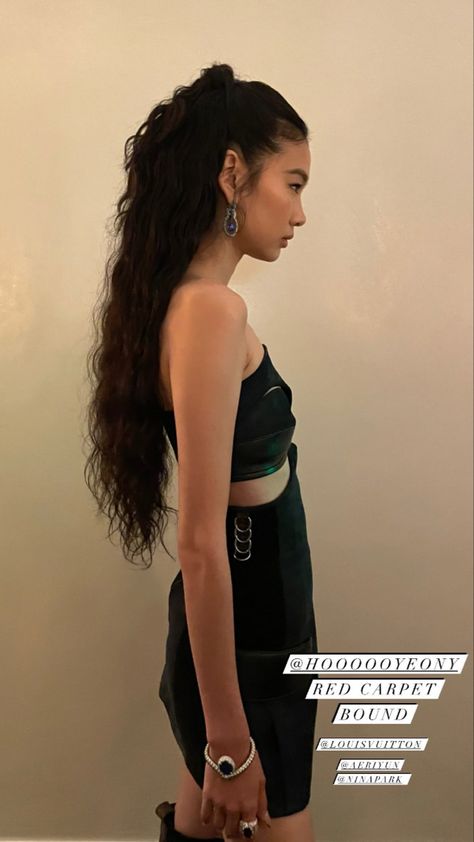 met gala 2022 Celebrity Hairstyles Red Carpet, Curly Black Hair, Hoyeon Jung, Red Carpet Hair, Guest Hair, Hollywood Waves, Dance Hairstyles, Wedding Guest Hairstyles, Black Curly Hair