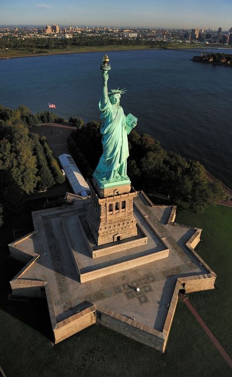 Patung Liberty, World Trade Center Nyc, New York Statue, New York Travel Guide, The Statue Of Liberty, Seni 3d, New York City Travel, Lady Liberty, Travel Images