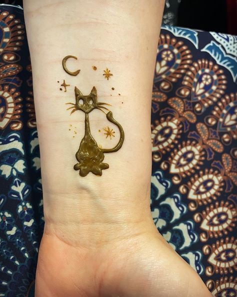 JessiKay has compiled some classic, fall themed designs into an easy reference page for Henna Artists to use for festivals or personal practice.  Bonus Spooky slightly updated design page is included with download Henna Fall Designs, Moon Phases Henna, Halloween Henna Tattoos, Hannah Tattoo Ideas, Bird Henna Designs, Henna Designs Halloween, Indie Henna, Cute Henna Tattoos Easy, Fall Henna Design