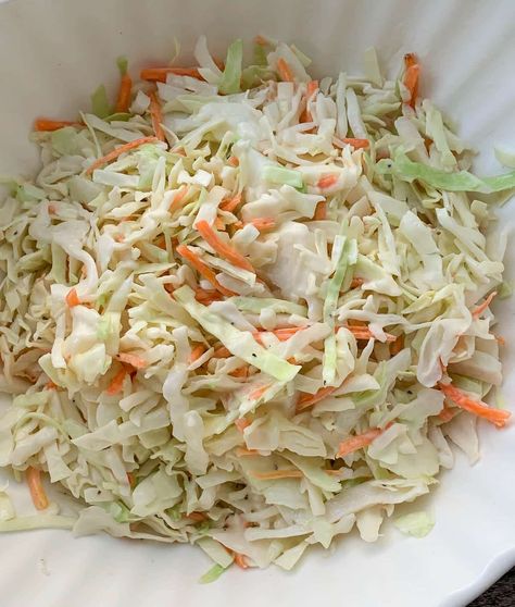 St Hubert Coleslaw Vinegar, Piroshky Recipe, Creamy Coleslaw Recipe, Deli Salads, Coleslaw Recipe Easy, St Hubert, Coleslaw Dressing, Avocado Tomato Salad, Creamy Coleslaw