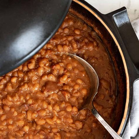 Homemade Quebec Maple Baked Beans, Maple Beans Recipes, Maple Baked Beans Recipe, Maple Beans, Canadian Foods, Baked Beans From Scratch, Maple Baked Beans, Baked Beans Crock Pot, Homemade Maple Syrup