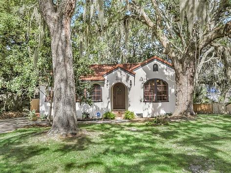 Mediterranean Bungalow House, Spanish Bungalow Floor Plans, 1920s Spanish Bungalow, Spanish Craftsman Style Homes, Mission Style Architecture, Small Hacienda Style Homes House Plans, Spanish Style Small Homes, Old Spanish Style Homes Interior, One Story Spanish Style Homes