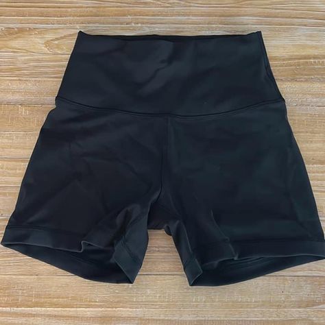 Lululemon Biker Shorts. Size 6 - Never Worn. Let Me Know If You’re Interested. Wunder Train High-Rise Short 6” Black Gym Shorts, Black Lululemon Shorts, Lululemon Biker Shorts, Black Biker Shorts, Wunder Train, Basketball Clothes, Christmas Clothes, Shorts Lululemon, 12th Grade