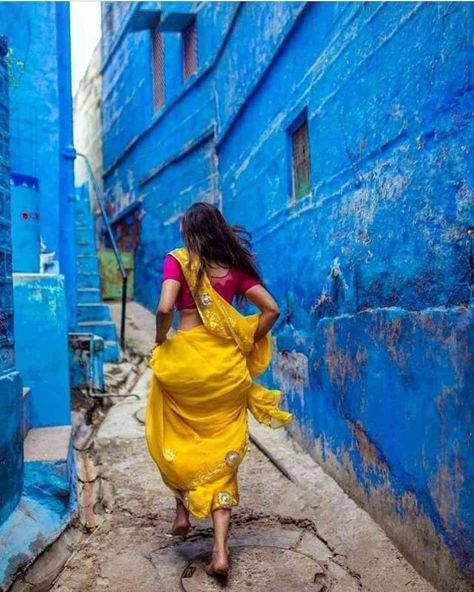 These Stunning Photos Beautifully Capture The Different Colors Of India Street Style India, Amazing India, Wallpaper Cantik, India Culture, India Photography, Pose Fotografi, Indian Photoshoot, Saree Photoshoot, Indian Photography