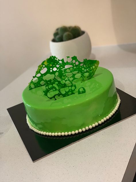 Green mirror glaze 🍏 Mirror Cake, Green Mirror, Mirror Glaze, Green Mirrors, Baking Project, Dessert Decoration, Mousse Cake, Tart, Glaze