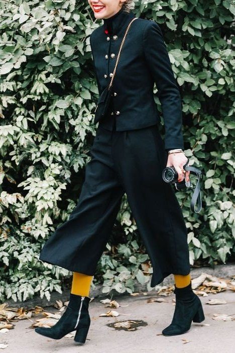 Colored tights are always an option. Black Work Outfit, Coloured Tights, Urban Fashion Trends, Winter Jeans, Paris Fashion Week Street Style, Total Black, New Rock, Future Fashion, Giambattista Valli