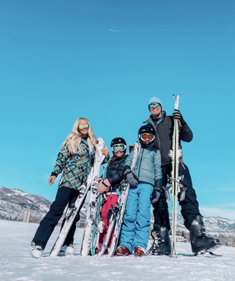 This was our first time skiing with the kids, and we knew it would be a lot of work for everyone. haven't ever been a solid skier, have little experience, and have only been skiing once since having kids almost 10 years ago! Ski Family Pictures, Snowboard Family, Photo Ski, Kids Skiing, Family Skiing, Ski Photos, Snow Pics, Skiing Aesthetic, Family Ski