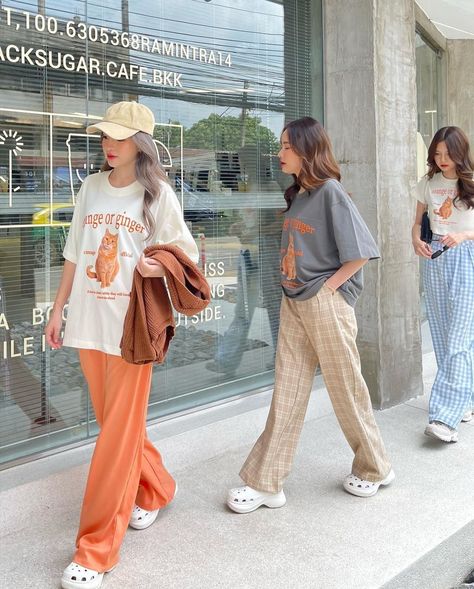 Bestie goals !!🥥 Crocs Clogs Outfits Style Women, Croc Fashion Outfit, Crocs With Dress Outfit, Crocs Shoes Outfit, Crocs Clogs Outfit, Crocs Summer Outfits, Crocs Fashion Outfit, Crocs Style Outfits, What To Wear With Crocs