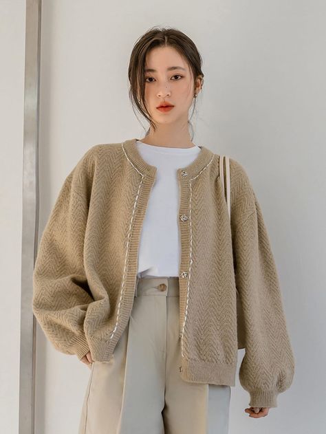 Khaki Cardigan Outfit, Korean Spring Outfits, Outer Outfit, Korean Cardigan, Au Twitter, Khaki Cardigan, Outer Style, Plain Cardigan, Outfit Cardigan