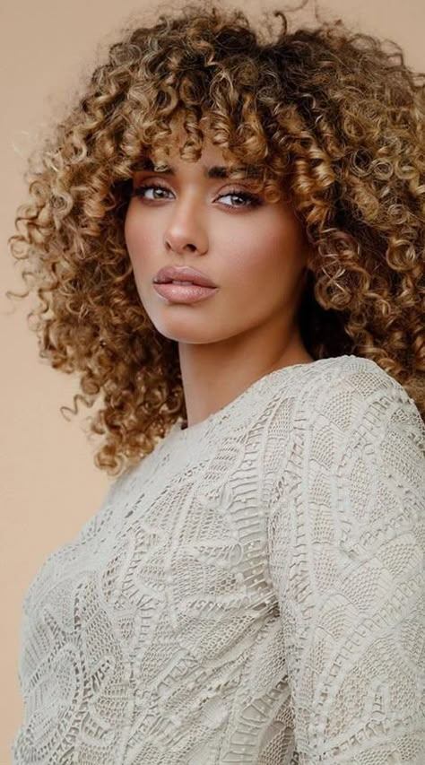 Hombre Hair, Blonde Highlights Curly Hair, Bombshell Hair, Dyed Curly Hair, Curly Hair Problems, Colored Curly Hair, Curly Girl Method, Beautiful Curls, Curly Hair Inspiration