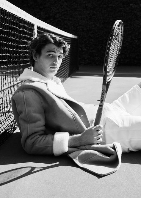 Taylor Harry Fritz, known as Taylor Fritz, is an emerging American tennis star raised by former tennis professionals. Taylor Fritz Tennis, Tennis Celebrities, Tennis Pics, Taylor Fritz, Tennis Court Photoshoot, Tennis Men, Pete Sampras, Break Point, Tennis Aesthetic