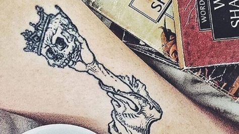 15 literary tattoos that take the love of books to a whole new level Hamlet Tattoo, Iii Tattoo, Shakespeare Tattoo, Literary Tattoo, Ezra Pound, Science Tattoos, Hp Tattoo, Man Reading, Literary Tattoos