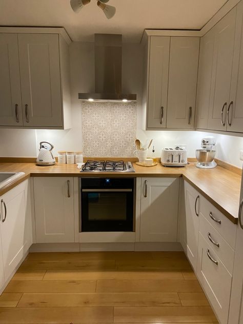 Kitchen Ideas With Wood Countertops, Small New Build Kitchen, Light Small Kitchen Ideas, U Shape Small Kitchen Ideas, Cream Kitchen Cabinets Wooden Worktop, Cream Kitchen With Wooden Worktop, Oak Top Kitchen, Light Oak Worktop Kitchen, Kitchen Ideas Council House