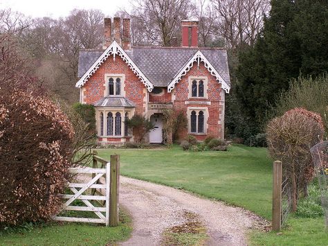 English cottage off the main road between Hungerford and Marlborough, Berkshire, England. Old Brick House, Countryside Estate, English Homes, Lovely Houses, Cottage Houses, English Cottage Decor, English Country Cottage, Countryside Cottage, Country Cottage Decor