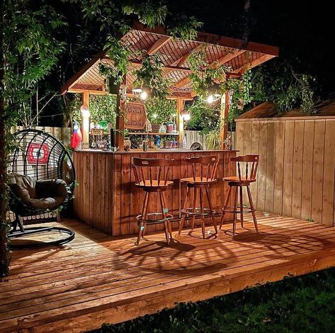 Backyard Tiki Bar Ideas Patio, Outdoor Patio Bar Ideas, Backyard Bar Ideas, Tiki Bars Backyard, Bar Outdoor Design, Bar Outside, Outdoor Bar Ideas, Outdoor Tiki Bar, Porch Bar