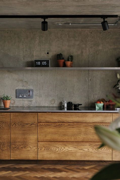 The sixth-floor modernist flat which lies in Ernö Goldfinger’s brutalist icon Trellick Tower has rough concrete panelled walls and ceilings, original steel doorframes and architrave light switches, and new oak parquet and kitchen furniture, which form its limited material palette.  #brutalist #concrete #interiors #interiorinspiration #design #architecture #property   Photography: c/o The Modern House Industrial Interior Kitchen, Trellick Tower, Concrete Interiors, Industrial Kitchen Design, Concrete Home, Concrete Kitchen, Kitchen Sets, Kitchen Layout, Küchen Design