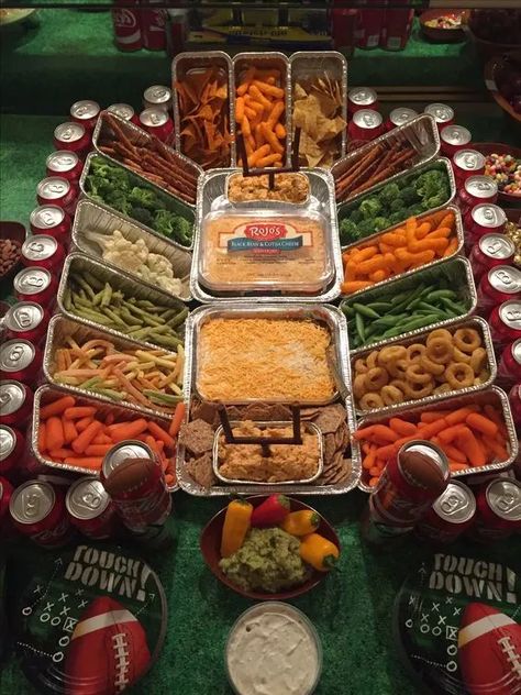 60+ Awesome Super Bowl Party Food and Decoration Ideas for Game Day - HubPages Brunch Mesa, Super Bowl Essen, Superbowl Party Food Ideas, Snack Stadium, Enchiladas Suizas, Football Party Foods, Bowl Party Food, Football Snacks, Super Bowl Football