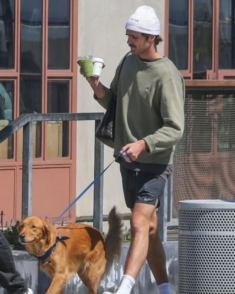 Jacob Elordi Dog, Guys Outfit Aesthetic, Jacob Elordi Style, Birkenstocks Aesthetic, Guy Street Style, Guy Outfits Aesthetic, Christian Walker, Dog Walking Outfit, Walking Outfit