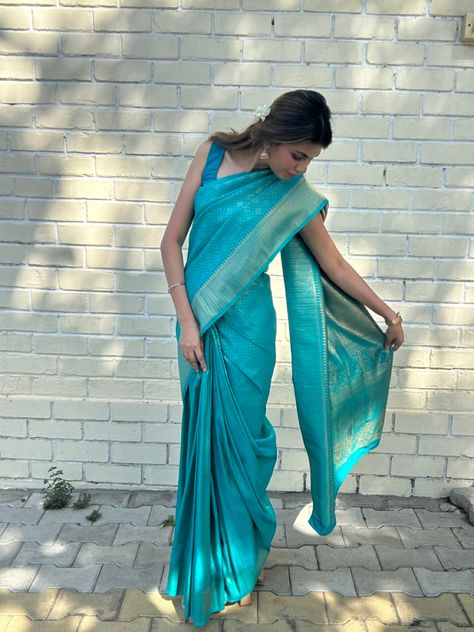 Turquoise silk blend saree for South Indian Wedding. Pair it with a sleevless blouse, small bindi and baby pink jhumkas to xomplete the look. Turquoise Saree, Saree Kanchipuram, India Wedding, South Indian Wedding, South India, Indian Outfits, Wedding Outfit, Classy Outfits, Baby Pink