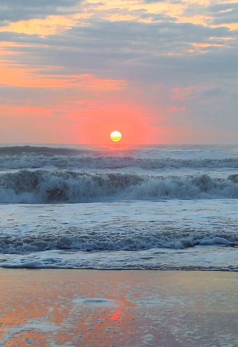 Sunrise in Virginia Beach Good Morning Beach, T K, Wallpaper Pantai, Sunrise At The Beach, Strand Wallpaper, Sunrise On The Beach, Beach Vacation Pictures, Beautiful Beaches Paradise, Sea Sunrise