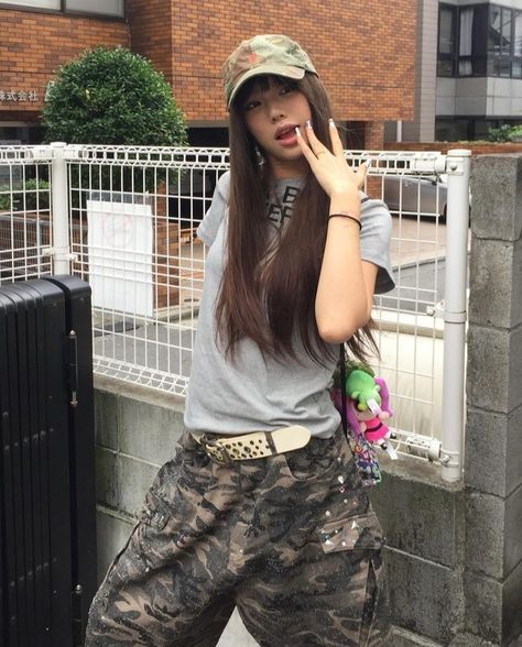 2000s Japanese Fashion, Vintage Bridesmaids, Camo Outfits, 2000s Fashion Outfits, Japanese Streetwear, Camo Pants, Girl Fits, Japanese Street Fashion, Japanese Outfits