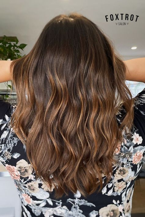 Caramel Babylights On Light Brown Hair, Caramel Drizzle Hair, Baylage Brunette Medium Caramel, Caramel Babylights Brown Hair, Caramel Balayage On Light Brown Hair, Face Frame Straight Hair, Caramel Babylights On Dark Hair, Caramel Balayage On Brown Hair, Brown Balayage Caramel