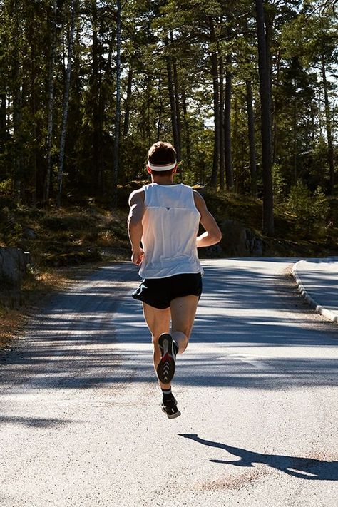 Running Pose, Running Goals, Running Photography, Running Singlet, Running Photos, Nyc Marathon, Marathon Training Plan, Running Inspiration, City Views