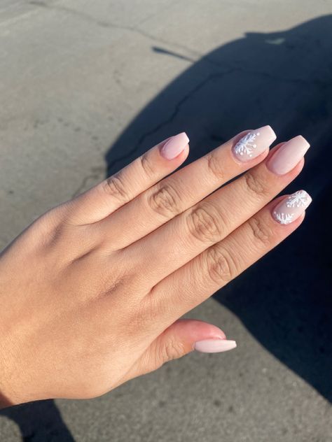 Winter Nails Not Acrylic, Pink Nails With White Snowflake, Light Pink Nails With Snowflakes, Coffin Nails Christmas Designs, Light Pink Snowflake Nails, Pink Snowflake Nails Short, Pink And White Snowflake Nails, Coffin Snowflake Nails, Pink Nails With Snowflakes