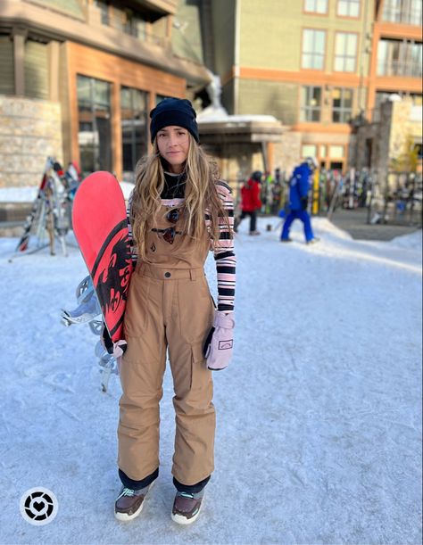 Snowboard style winter snow outfit ideas Snowboarding Style Women, Women’s Snowboard Outfits, Japanese Snowboard Fashion, Cute Snowboard Outfits, Snowboard Fashion Women, Outdoor Skating Outfit Winter, Ski Bib Outfits For Women, Women’s Snowboard Outfit, Snowboard Style Womens