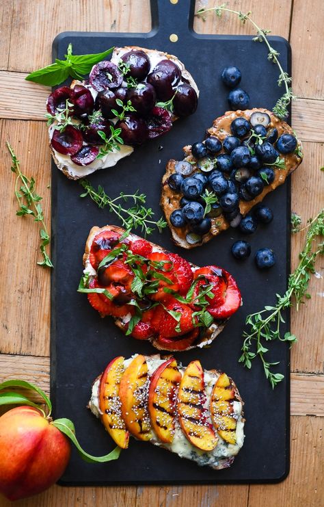 Fruit On Toast, Breakfast Tartine, Tartine Recipes, Fruit Salad Breakfast, Summer Breakfast Ideas, Cafe Items, Toast Restaurant, Fancy Toast, Summer Mediterranean