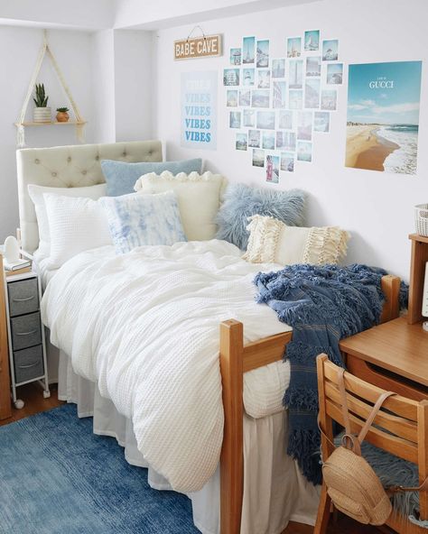 College Bedroom Decor, Blue Dorm, College Dorm Room Inspiration, Dream Dorm Room, Cozy Dorm Room, Dorm Room Styles, Bilik Idaman, Dorm Inspiration, Beachy Room