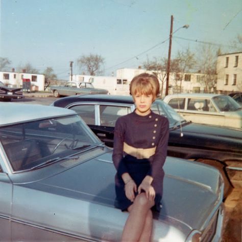 30 Cool Photos of ’60s Young Ladies in Short Skirts ~ Vintage Everyday 60s Magazine, 60s Photos, 60’s Fashion, Found Photos, Huge Hair, 70s Photos, 60s Women, Skirts Vintage, Sixties Fashion