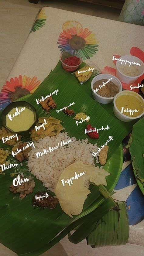 Onam Ela Sadhya Kerala Onam Snap, Happy Onam Aesthetic, Onam Food, Onam Aesthetic, Onam Ashamsakal, Onam Photos, Foods Aesthetic, Onam Sadhya, Brown Eyes Aesthetic