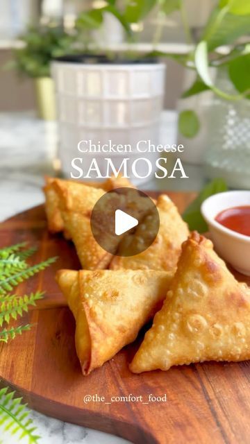 W A J I H A on Instagram: "Chicken Cheese Samosa

A delicious cheesy snack loved by everyone.
Simple and tempting.

Ingredients:
Chicken 1 breast fillet
Water 2-3 cups
Ginger garlic paste 1 tbsp
Salt 1/2 tsp
Garlic powder 1/2 tsp
Red chilli powder 1/2 tsp
Cumin powder 1/2 tsp
Cheese 1/2 cup
Capsicum 1/4 cup
Cream cheese 3 tbsp
Parsley 1/2 tsp
Oregano 1/4 tsp

Follow the exact recipe and you will have delicious tasting samosas 🥰

This post is in collaboration with fellow blogger @stewwithsaba. Please checkout her food creation 🥰

Keep following @the_comfort_food 🩷" Chicken Samosa Recipe, Cheese Samosa, Chicken Samosa Recipes, Cheesy Snack, Fusion Recipes, Samosa Recipe, Ginger Garlic Paste, Red Chilli Powder, Fusion Food