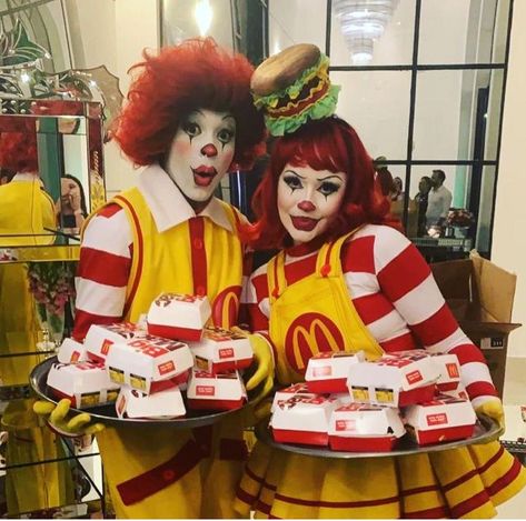 Female Ronald Mcdonald, Ronald Mcdonald Costume Women, Mcdonalds Costume, Ronald Mcdonald Costume, Wedding Late Night Snacks, Knitting Humor Funny, Clown Costume Women, Halloween Duos, Trippy Cartoon