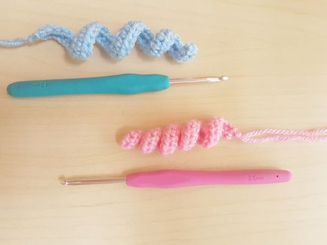 Making a Tight Crochet Curly Tail Also Known as a ‘Curly Cue’ – Nearest'n'Dearest Crochet Vase, Crochet Curls, Spiral Crochet, Curly Crochet Hair Styles, Crochet Chicken, Crochet Mushroom, Crochet Bows, Crochet Hair Accessories, Form Crochet