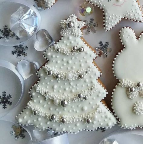 White Decorated Christmas Cookies, Elegant Christmas Cookies Decorated, White Christmas Tree Cookies, Iced Christmas Cookies, Decorated Christmas Cookies, Christmas Sugar Cookies Decorated, Cookie Decorating Icing, Cute Christmas Cookies, Iced Sugar Cookies