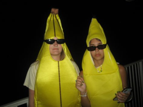 Banana Suit Costume, Banana Costume Aesthetic, Banana Costume Women, Funny Costume Ideas For 2 Friends, Partner Costume Ideas, Duos Costume Ideas, Anime Duo Costumes, Halloween Duos Best Friends, Weird Halloween Costumes