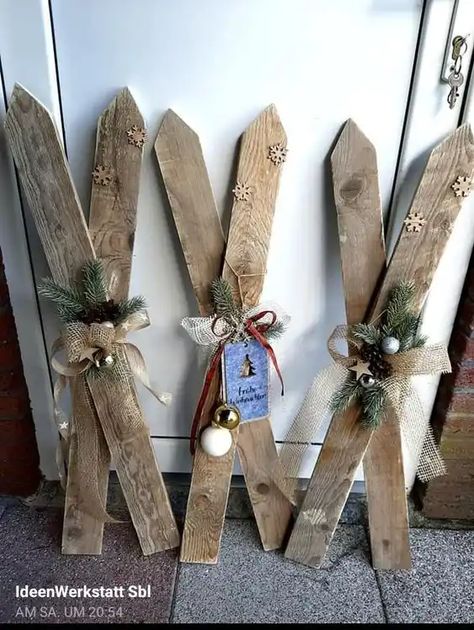 50+ Easy Farmhouse Christmas Decorations for a Rustic, Cozy Vibe - HubPages Things To Make From Fence Boards, Ideas For Wood Rounds, Skid Projects Crafts, Pallet Wood Crafts Diy Projects, Wood Craft Projects To Sell, Xmas Pallet Ideas, Barnwood Crafts Ideas, Pallet Diy Decoration Ideas, Holiday Wood Projects