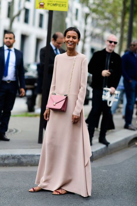 Model Off Duty Style, Sukienki Maksi, Pfw Street Style, Pink Long Dress, Street Style Fall Outfits, Maxi Dresses Fall, Long Sleeve Evening Dresses, Cooler Look, Paris Street Style