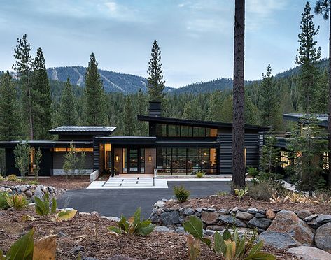 Lake House Architecture Exterior, Mountain Home Modern, Modern Mountain Home Exterior Architecture, Modern Mountain Architecture, Colorado Modern Homes, Mountain Contemporary Home Exterior, Mountain Modern House Exterior, Mountain Modern Exterior Architecture, Modern House In The Mountains