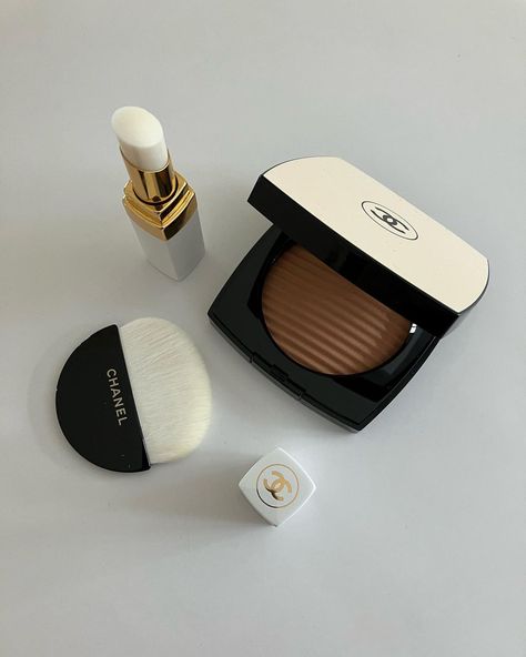 Chanel Beauty Aesthetic, Cosmetics Aesthetic, Makeup Luxury, Evening Eye Makeup, Girl Essentials, Chanel Cosmetics, Chanel Les Beiges, Chanel Set, Beauty Aesthetic