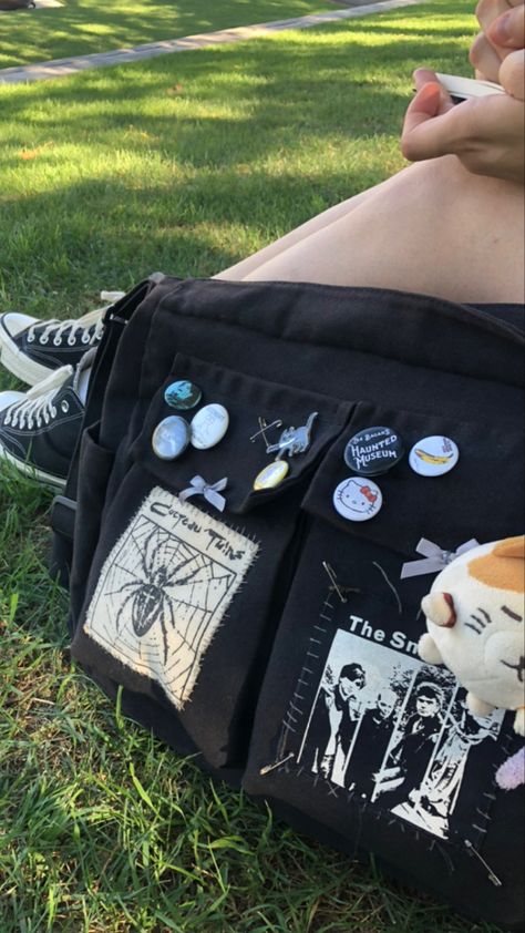 Backpack Patches Ideas, Backpack With Patches And Pins, Bag With Pins Aesthetic, Patches On Backpack, Backpack Ideas, Patch Backpack, Cocteau Twins, Patch Pants, Backpack Patches