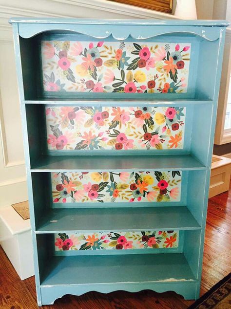 Floral-lined bookshelf Patterned Bookshelf, Whimsical Bookshelves, Flower Bookshelf, Painted Bookshelves Ideas, Floral Bookshelf, Colorful Bookcase Paint, Book Shelf Painting Ideas, Painted Bookshelf Ideas, Painted Wood Bookshelf