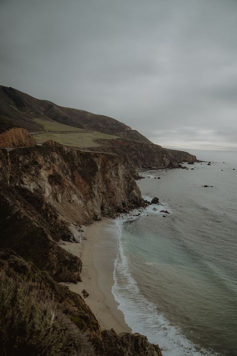 A view of the ocean from a cliff photo – Free Bixby creek bridge Image on Unsplash Bixby Creek Bridge, Nature Images Hd, Ocean Cliff, Creek Bridge, Usa Beaches, Beach Images, Ocean Wallpaper, Nature Images, Big Sur