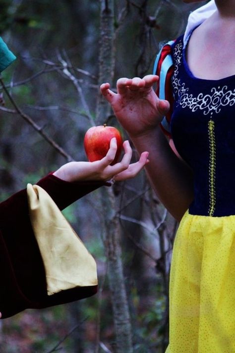 snow white #snowwhite #blancanieves #redlace #redlips #fairytales  #apple #witch Witches Hand, Apple Snow, Poisoned Apple, German Fairy Tales, Snow Drop, Poison Apple, Fairest Of Them All, Brothers Grimm, Apple Pies