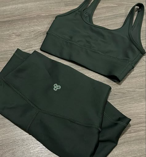 Aritzia Workout Set, Green Workout Set, Gym Closet, Tna Aritzia, Thrift Haul, Aritzia Tna, Gym Clothes Women, Lifestyle Motivation, Gym Fits