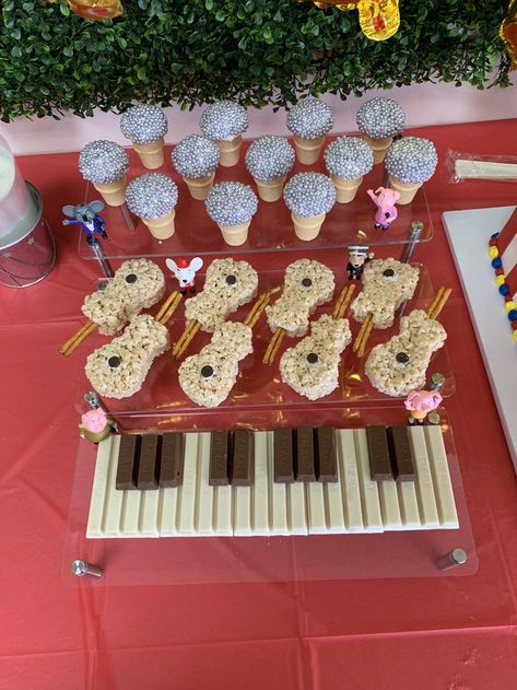 Rock N Roll Desserts, Award Show Birthday Party, Music Themed Charcuterie Board, Rock And Roll Themed Food, Guitar Themed Party, Rock N Roll Party Food, Studio Party Ideas, Music Themed Food, Rock And Roll Party Food